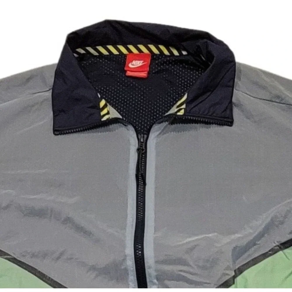 Nike Women's Track and Field NT/F Jacket Windbreaker Running Medium 724097-451‎